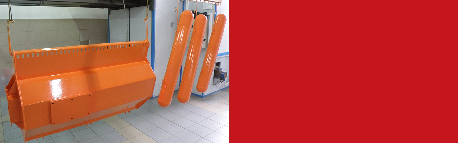 pomarańczowe urządzenia wiszą na hakach